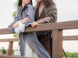 Arwen and Aragorn on the bridge